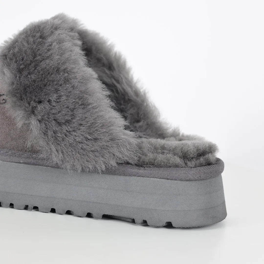 Pick up locally 💰520 Core recommendation with good price In recent years, uug has launched a series of styles, which are partially geared towards the preferences of young consumers and have also moved to the forefront of fashion trends. Shoe body material: water-repellent coated suede upper, 17mm UGGPURE™ implanted wool insole, lightweight non-slip and comfortable rubber outsole, with brand LOGO and trademark, with full packaging Size: 35 36 37 38 39 40
